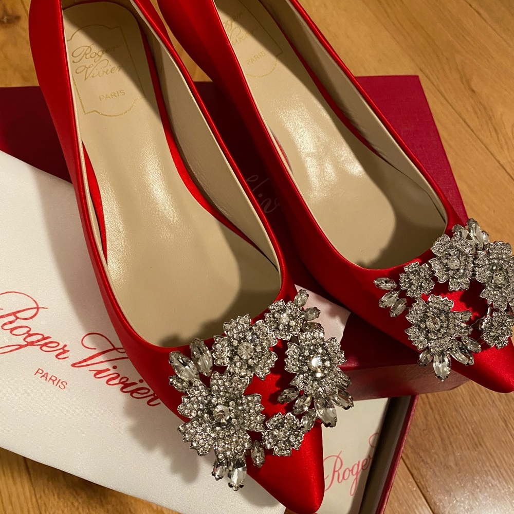 Roger Vivier Pointed Toe Kitten Heel Pumps